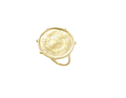 Chaque bijou est réalisé avec un savoir-faire qui épouse les codes de la joaillerie, sertis grains, pierres fines, laiton galvanisé en plaqué or 18 carats.