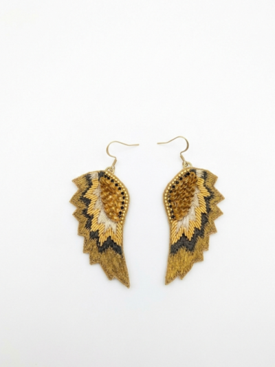 Boucles d'oreilles en broderie et revêtement de cuir Fermoirs en acier inoxydable. Travail fait main, création Grenobloise. Longueur 7 cm