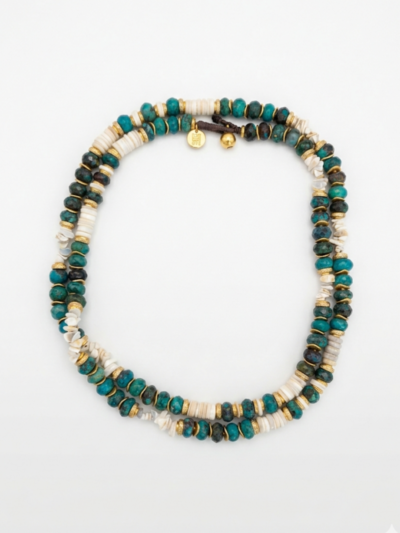 Sautoir en pierres naturelles de Chrysocolle, opales australiennes et corail blanc. Vermeil et cristal de zirconium. Longueur 78 cm. En atelier en Sicile