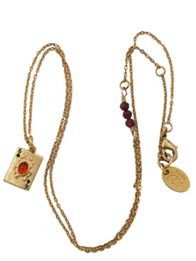 Collier plaqué en or 24 carats à 1 micron. Mini carte double face 1.5 cm / 1 cm. Longueur ajustable entre 40 et 45 cm. Création artisanale réalisée à Paris 