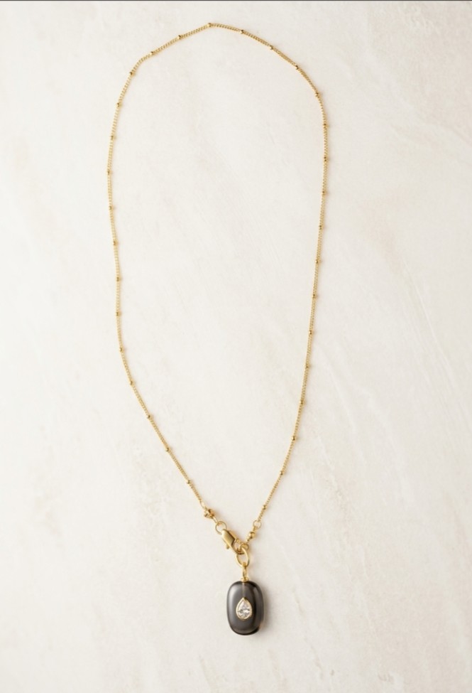 Collier en plaqué or à 1 micron sur chaîne boule fine et fermoir mousqueton à l'avant du collier Médaille en Quartz fumé et quartz blanc Longueur 44 cm Finitions en plaquage or à 1 micron par notre doreur Français