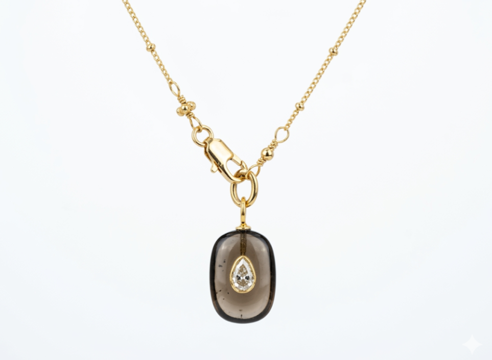 Collier en plaqué or à 1 micron sur chaîne boule fine et fermoir mousqueton à l'avant du collier Médaille en Quartz fumé et quartz blanc Longueur 44 cm Finitions en plaquage or à 1 micron par notre doreur Français