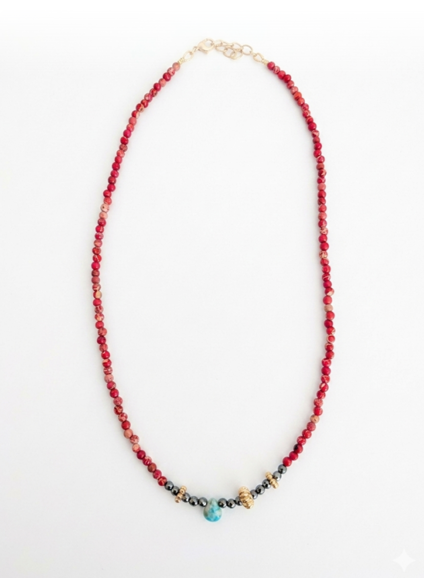 Collier en pierres naturelles de jaspe impérial rouge, d'hématite et goutte Turquoise Longueur 42 à 45 cm Finitions en plaquage or à 1 micron par notre doreur Français Création artisanale confectionnée dans l'atelier de Mélusine au Touquet par nos soins