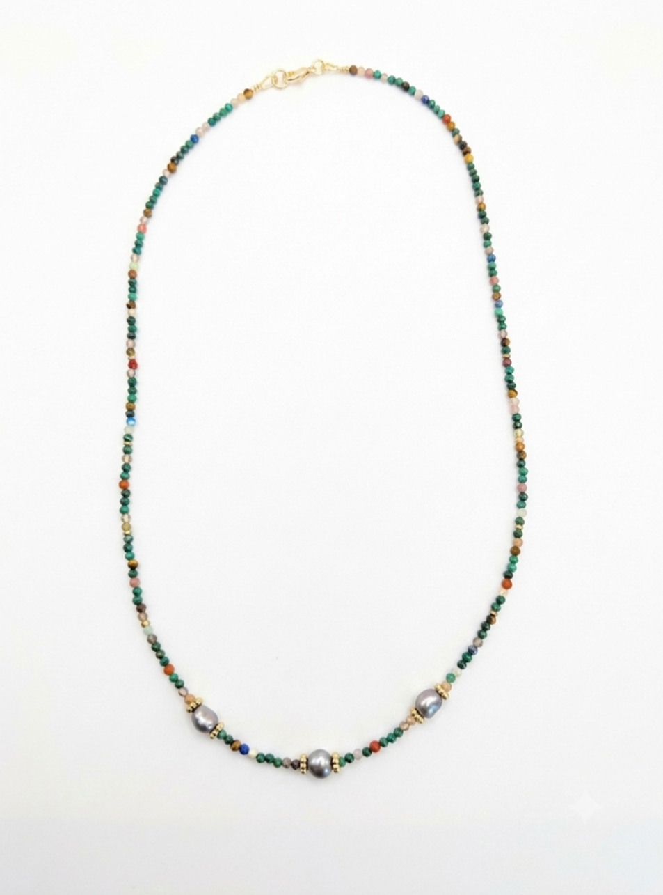 Collier en perles naturelles multicolores et perle de culture. Fermoir en plaqué or à 1 micron. Longueur 43 cm. Création en atelier chez Mélusine au Touquet