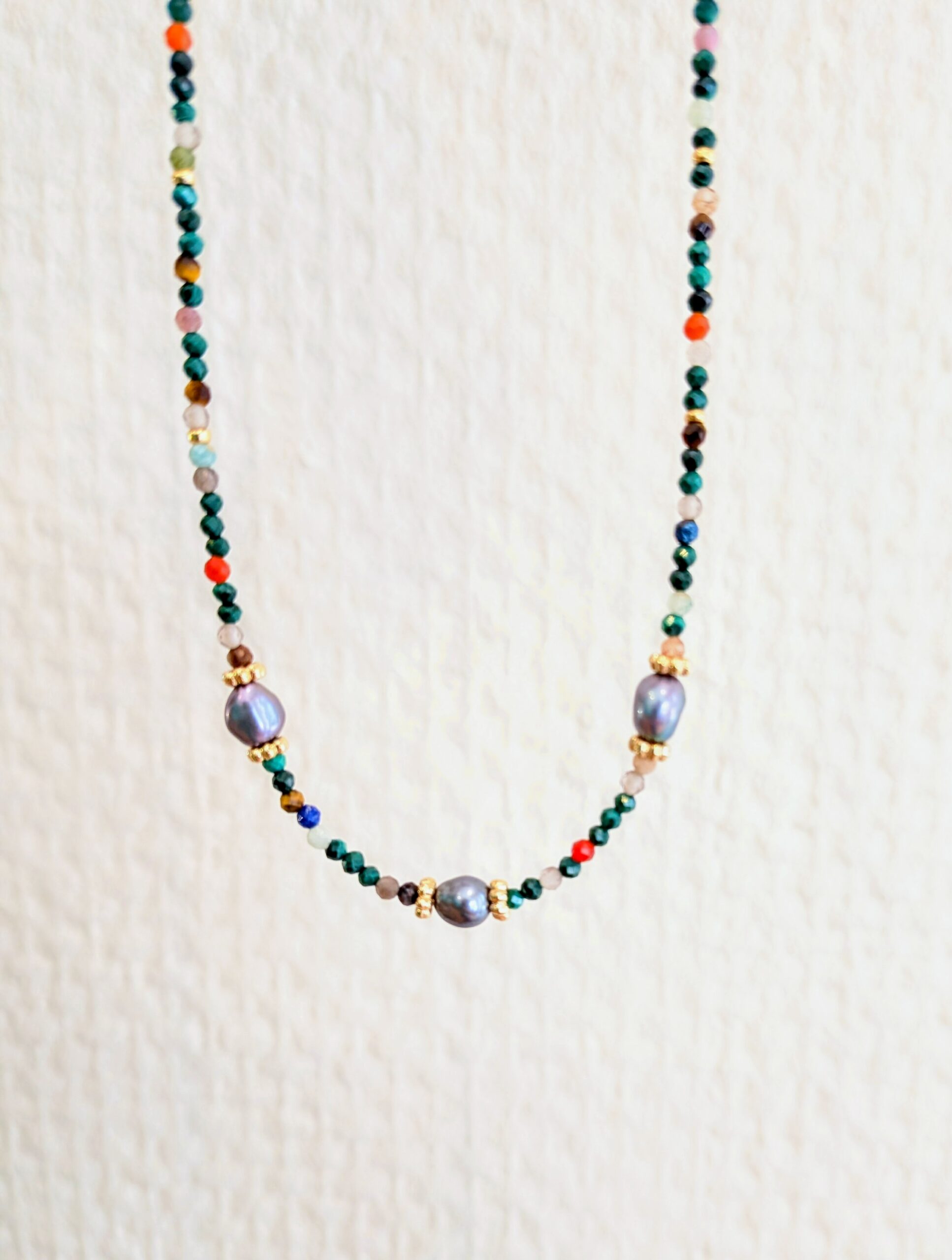 Collier en perles naturelles multicolores et perle de culture. Fermoir en plaqué or à 1 micron. Longueur 43 cm. Création en atelier chez Mélusine au Touquet
