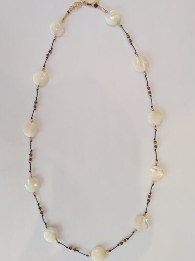 Collier en pierres naturelles de Nacre, d'Hématite et de sable. Bain d'or 24 carats à 1 micron, Longueur 60 cm, Fait main chez Mélusine au Touquet