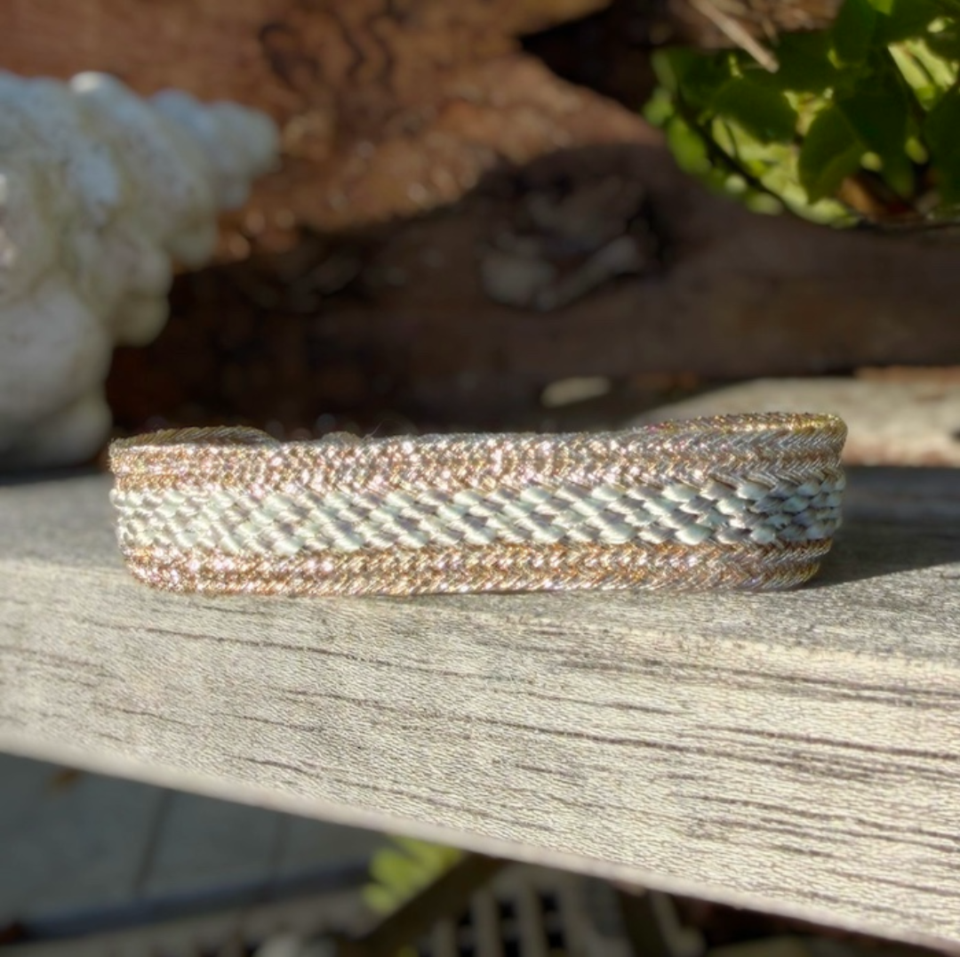 Bracelet en fils de soie doré et bleu ciel – Image 2