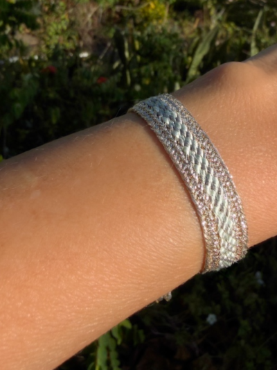 Bracelet en fils de soie doré et bleu ciel