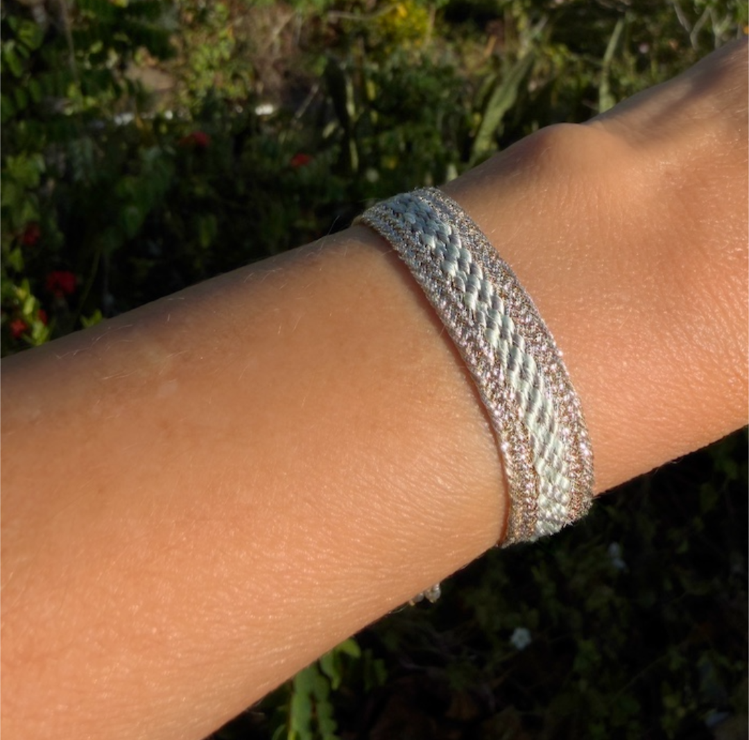 Bracelet en fils de soie doré et bleu ciel