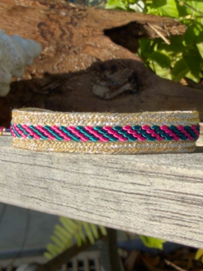 Bracelet en fils de soie dorés, rose et bleu canard