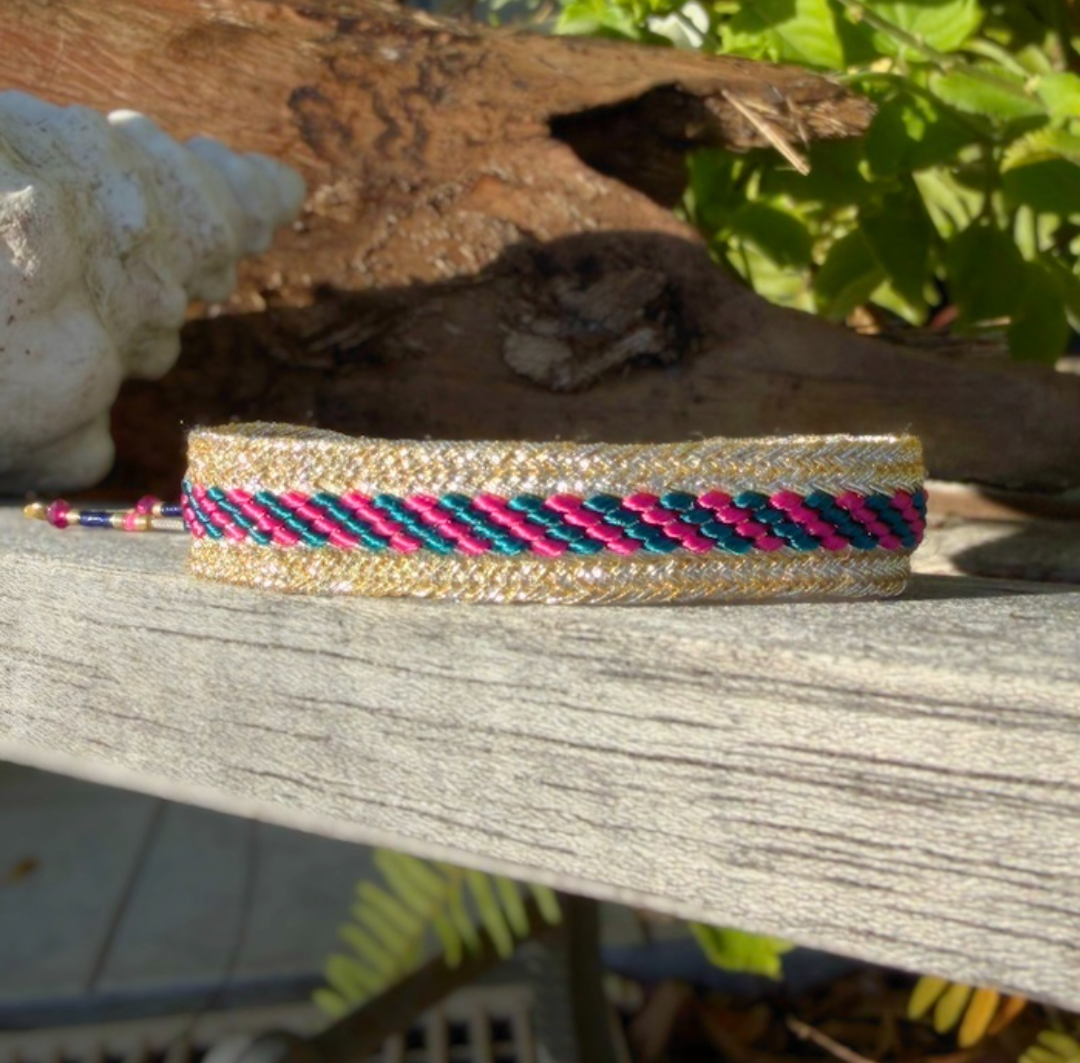 Bracelet en fils de soie dorés, rose et bleu canard