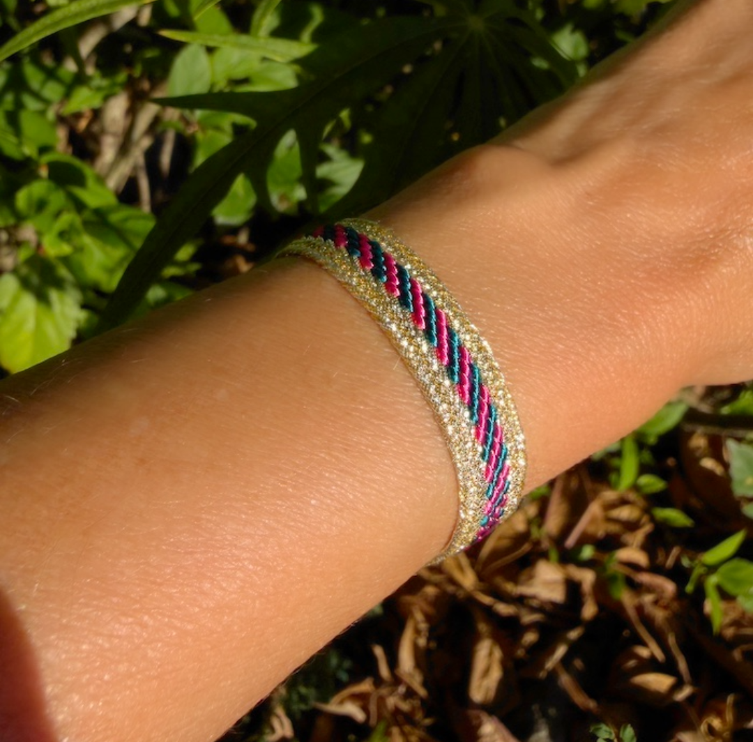 Bracelet en fils de soie dorés, rose et bleu canard – Image 2