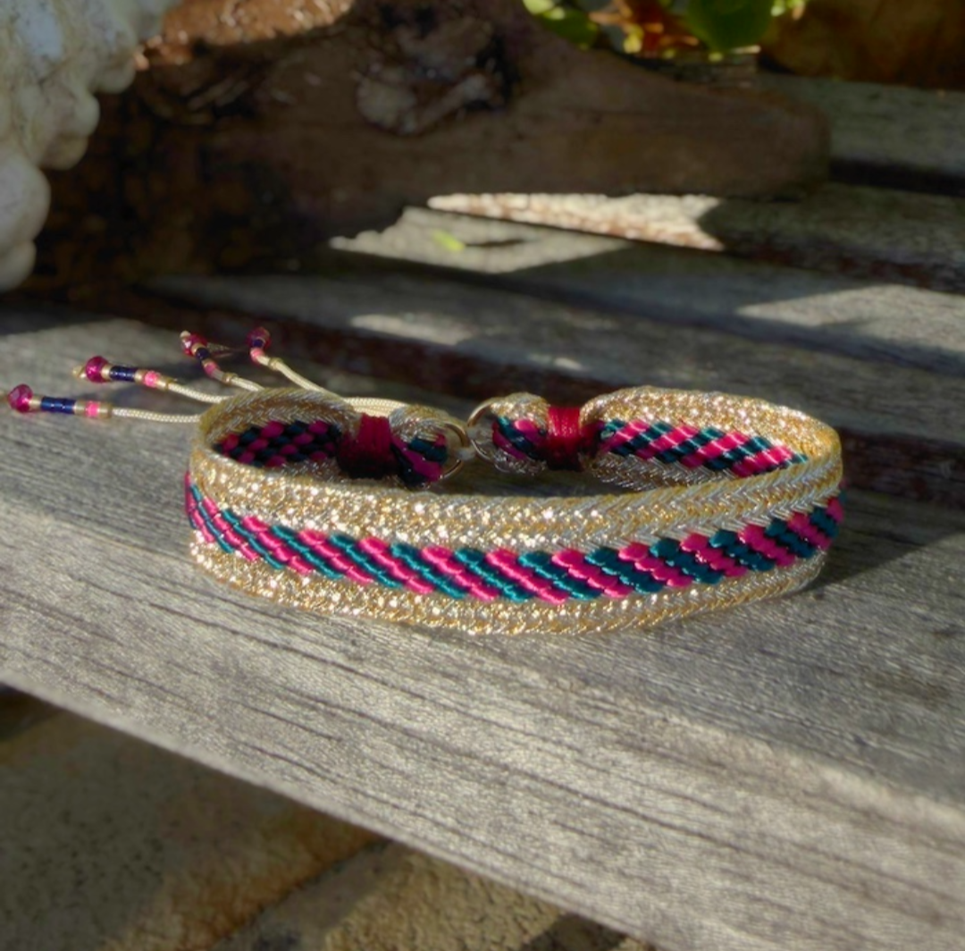 Bracelet en fils de soie dorés, rose et bleu canard – Image 3