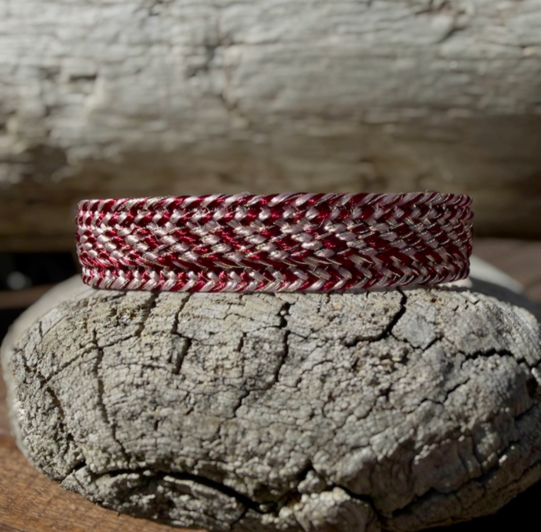 Bracelet en fils de soie au dégradé de bordeaux et de rose – Image 3