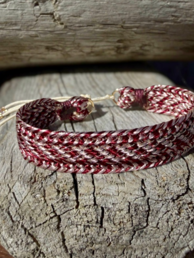 Bracelet en fils de soie au dégradé de bordeaux et de rose