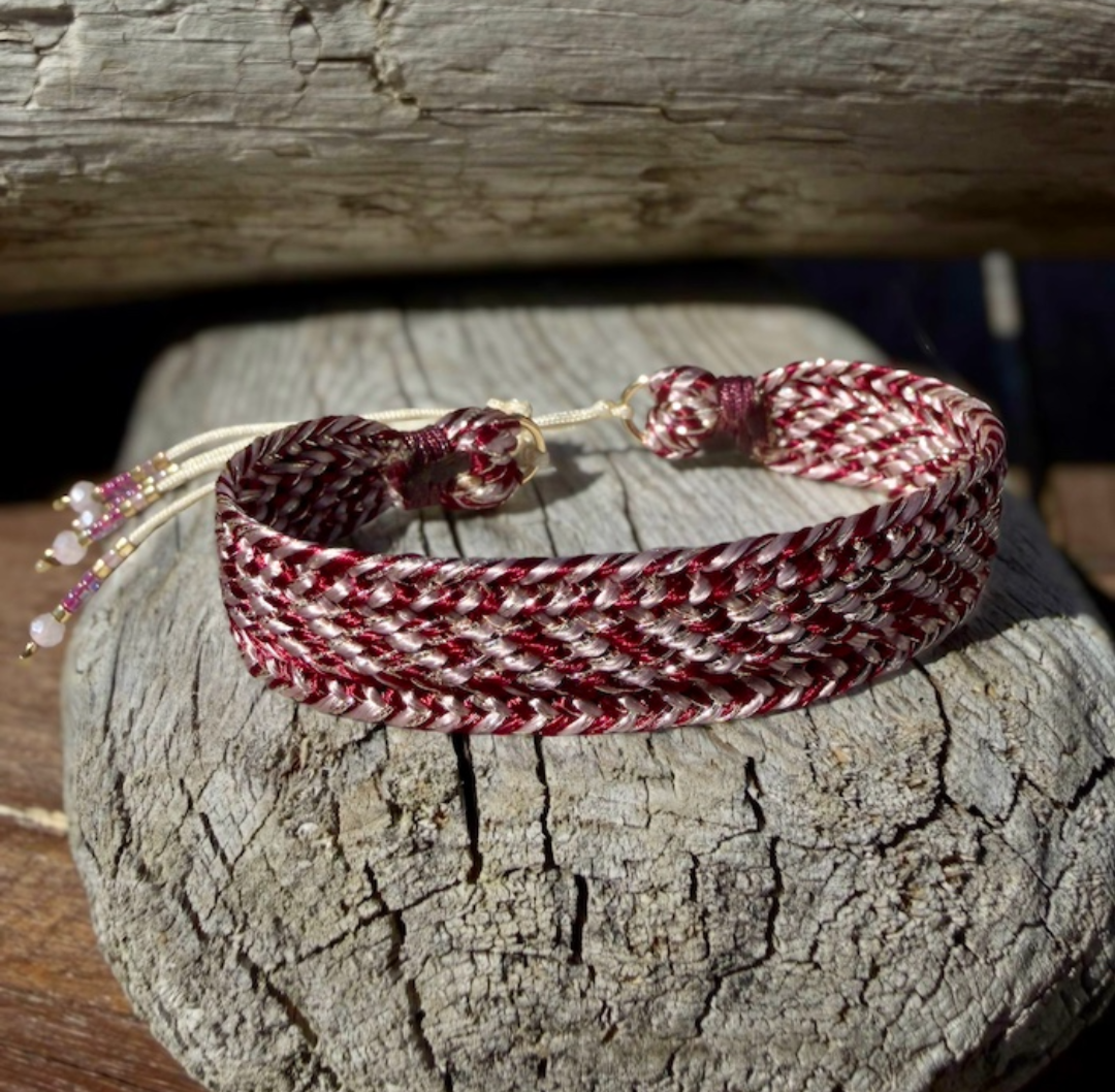 Bracelet en fils de soie au dégradé de bordeaux et de rose
