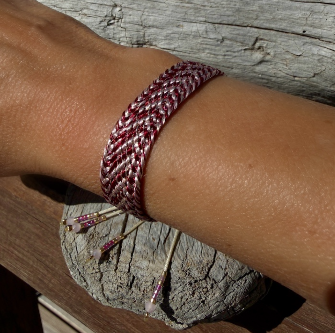 Bracelet en fils de soie au dégradé de bordeaux et de rose – Image 2
