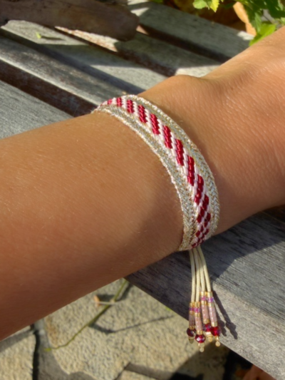 Bracelet en fils de soie dorés et bordeaux