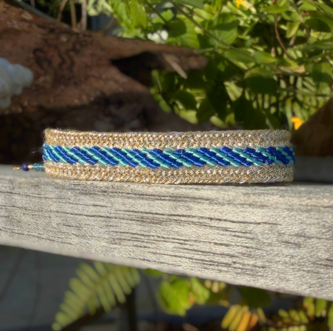 Bracelet en fils de soie dorés aux nuances de bleus – Image 3