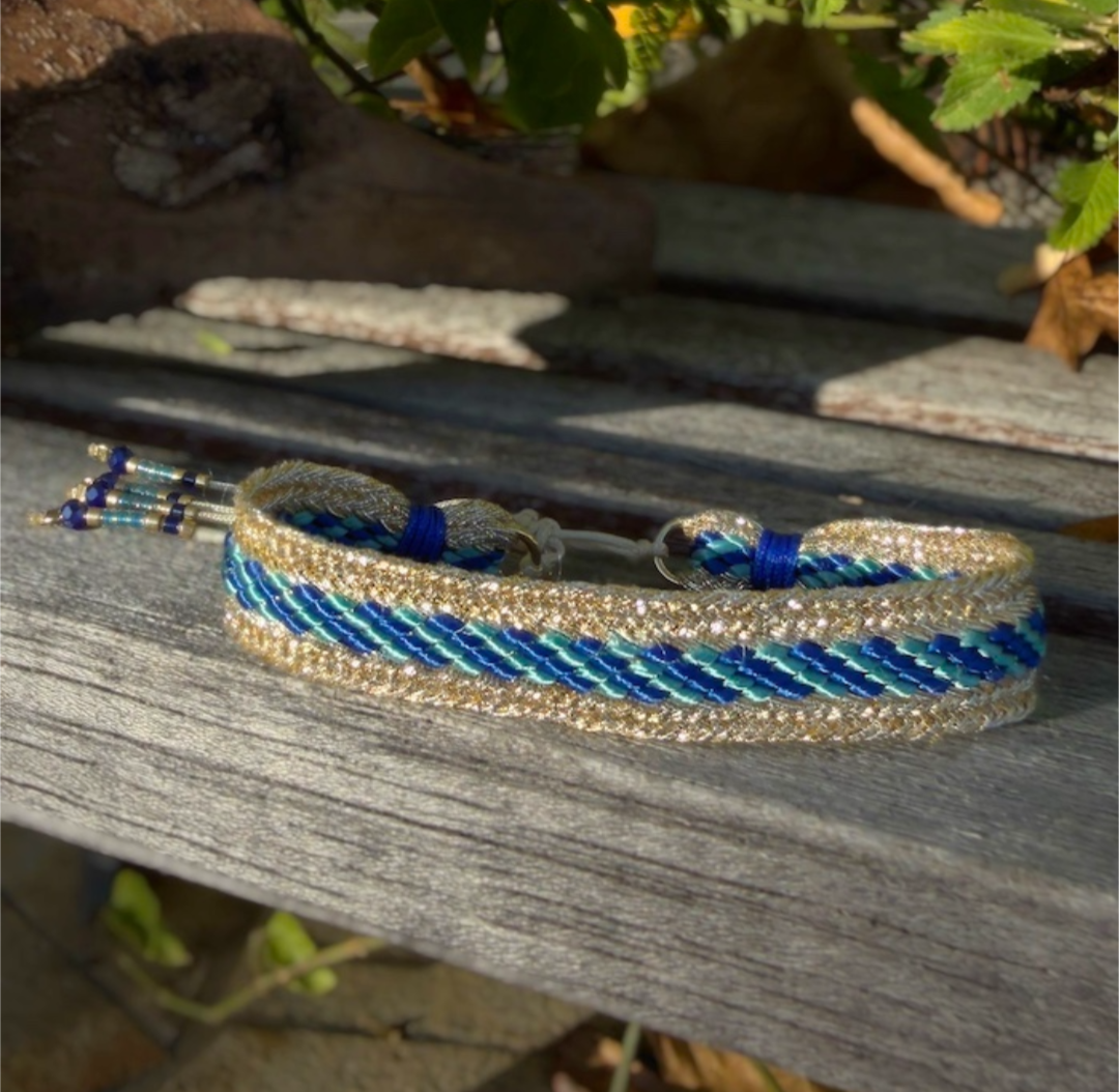 Bracelet en fils de soie dorés aux nuances de bleus – Image 2
