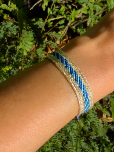 Bracelet en fils de soie dorés aux nuances de bleus