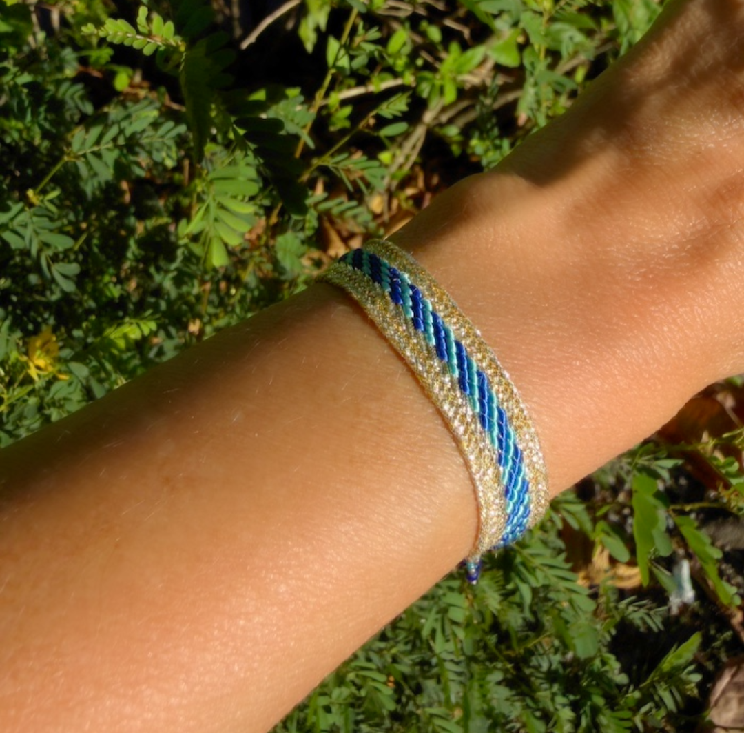 Bracelet en fils de soie dorés aux nuances de bleus