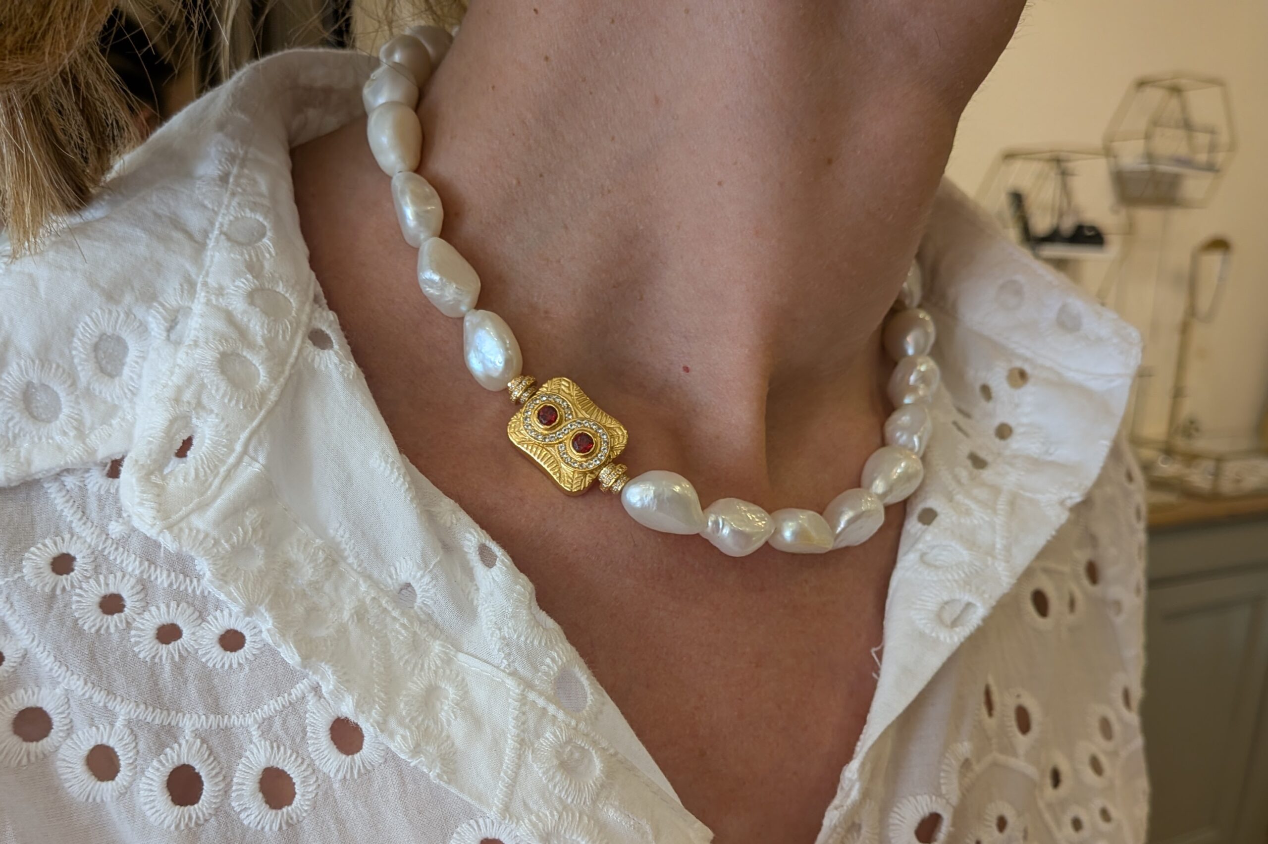 collier en perles de culture et médaille ancienne – Image 3