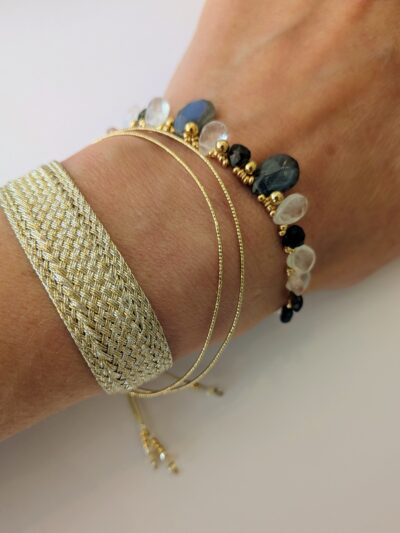 Bracelet en perles plaqué or et gold filled Pierres naturelles gouttes : Labradorite, Quartz blanc, Quartz rose et Tourmaline Longueur 17 à 19 cm Création artisanale réalisée dans l'atelier de Mélusine