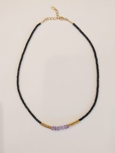Collier de spinelle noire, d'Améthyste Lila et hématite. Fermoir plaqué en or à 1 micron par notre doreur. 40 à 44 cm. Création artisanale chez Mélusine