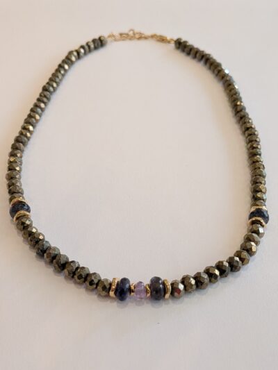 Collier en Pyrite, perles d'Améthyste et Fluorite. Dorure à 1 micron par notre doreur Français. Longueur de 40 à 44 cm Création artisanale chez Mélusine